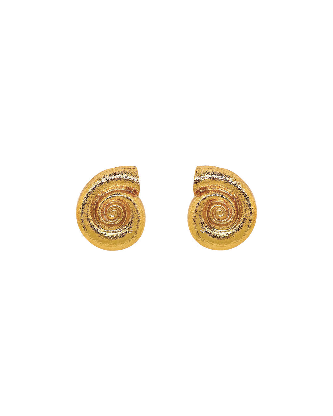 Aretes Mare Doree en forma de conchas elaboradas en zamak con baño de oro 24k