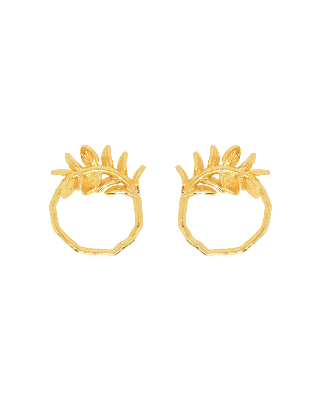 Aretes Amaia con diseño de rama circular y acabado dorado