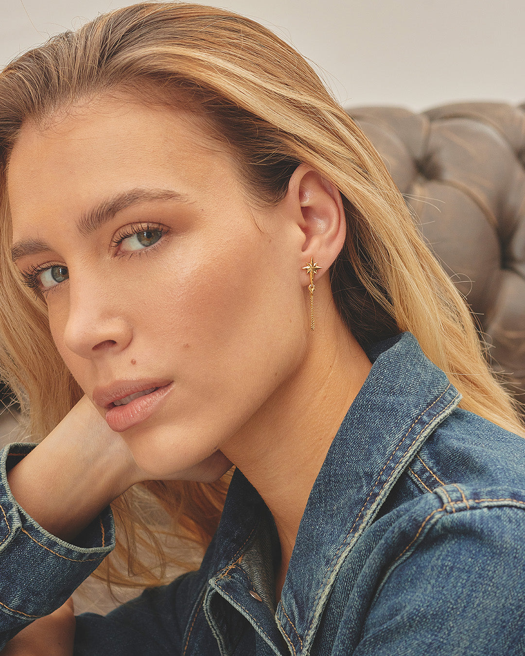 Hermosa mujer luciendo los aretes estrella