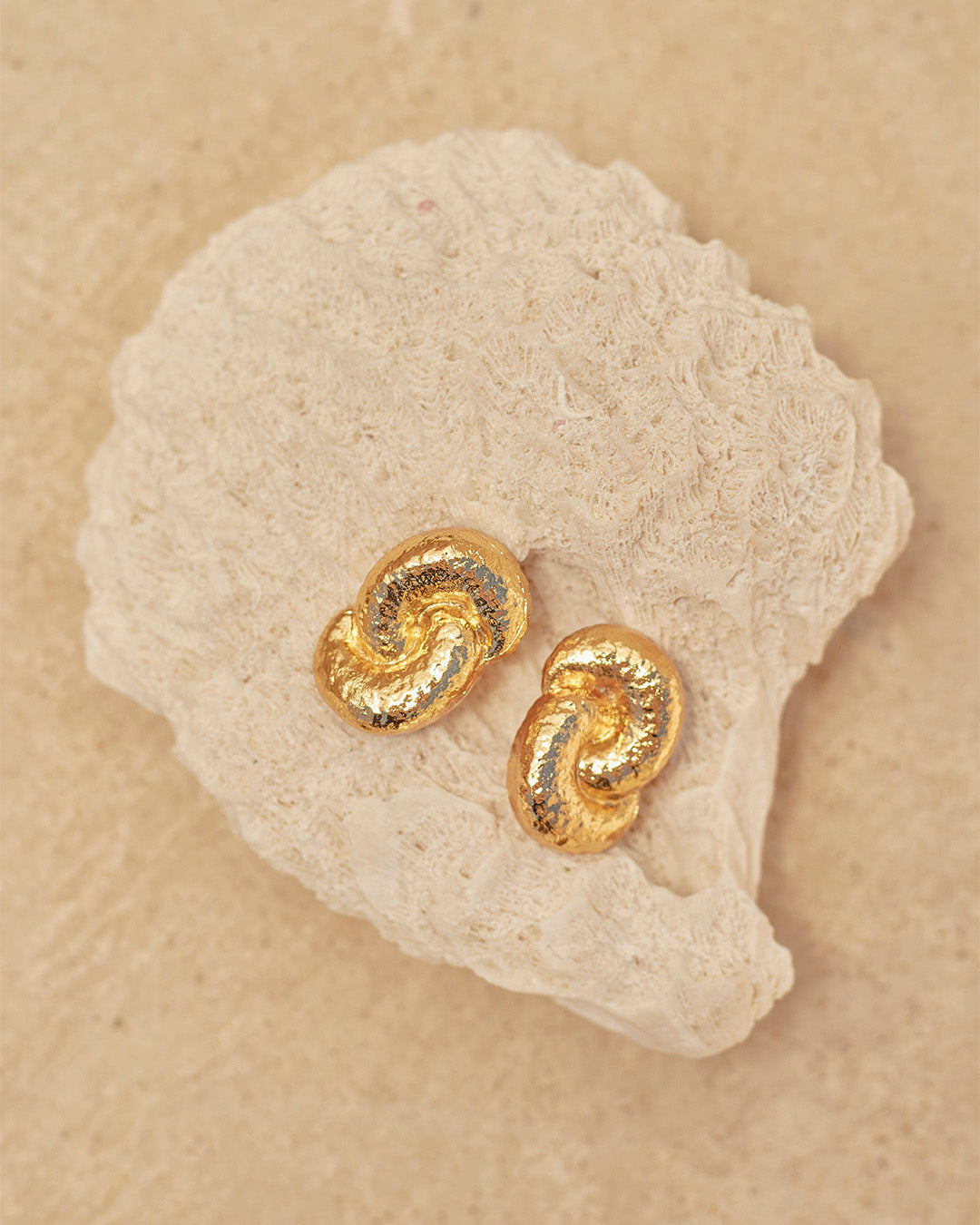 Aretes Chiara elaborados zamak con baño de oro 24k