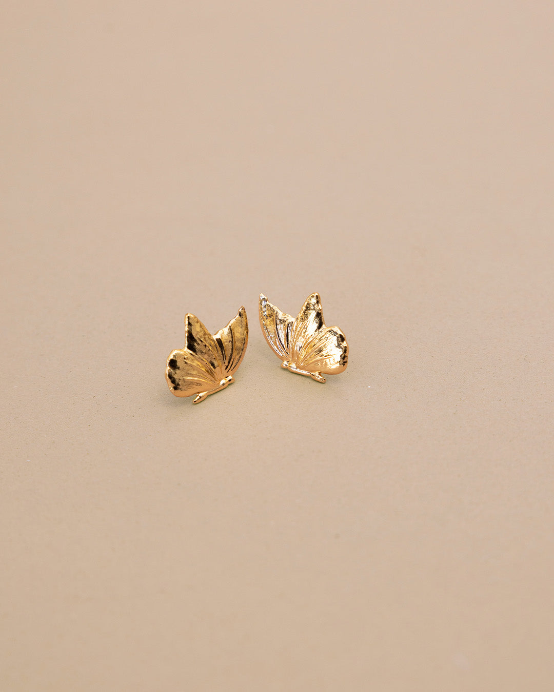 Aretes Monarca medianos con forma de mariposa