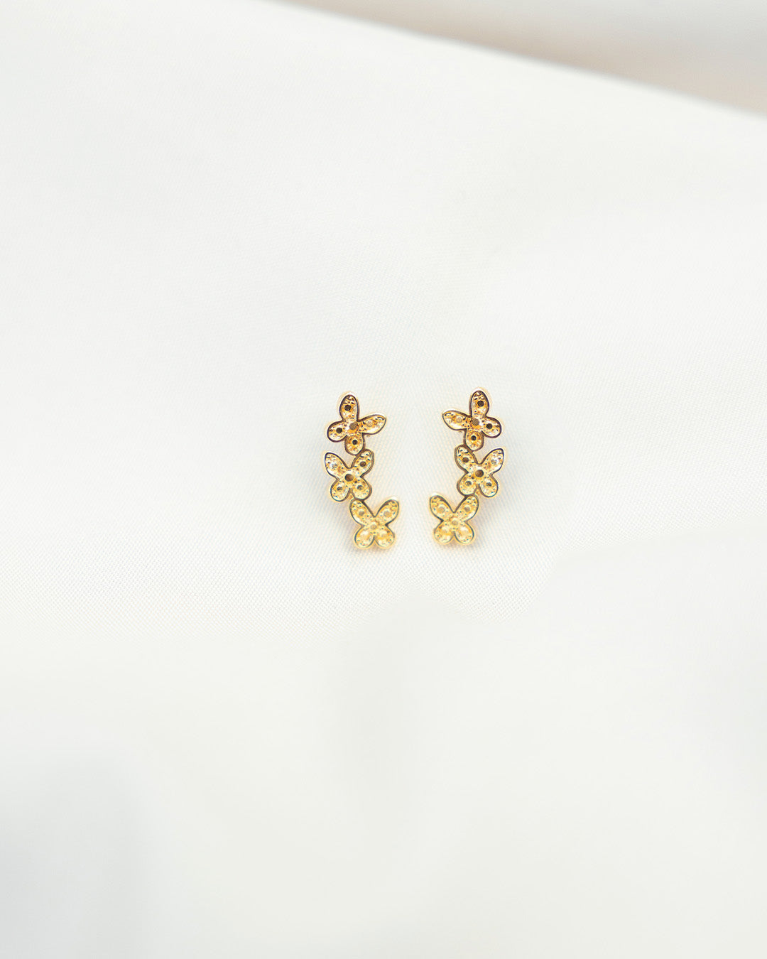 Aretes Encanto con tres mini mariposas baño de oro