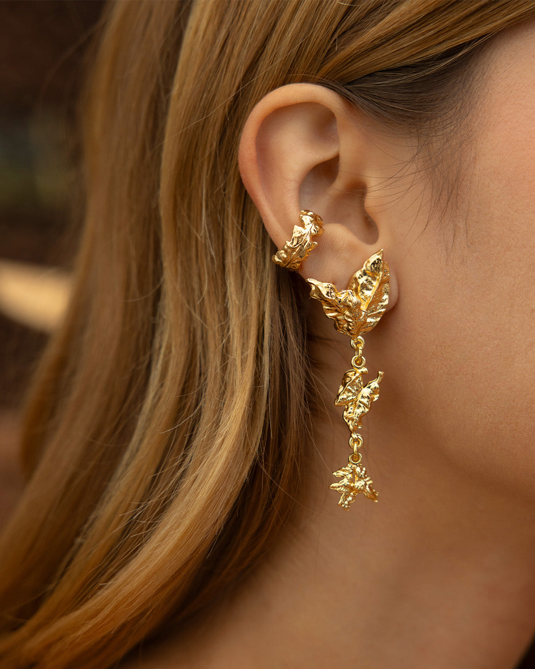 Acermaiento a oreja de mujer luciendo el Earcuff Helecho dorado no ajustable