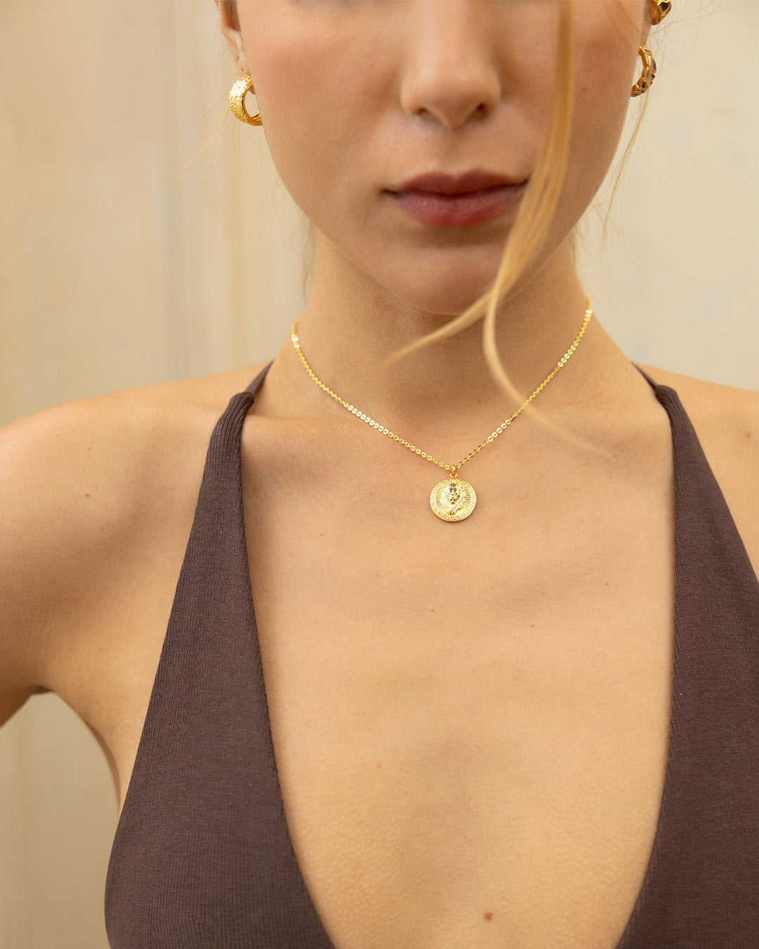 Cuello de mujer luciendo el collar Apolo con dije de león